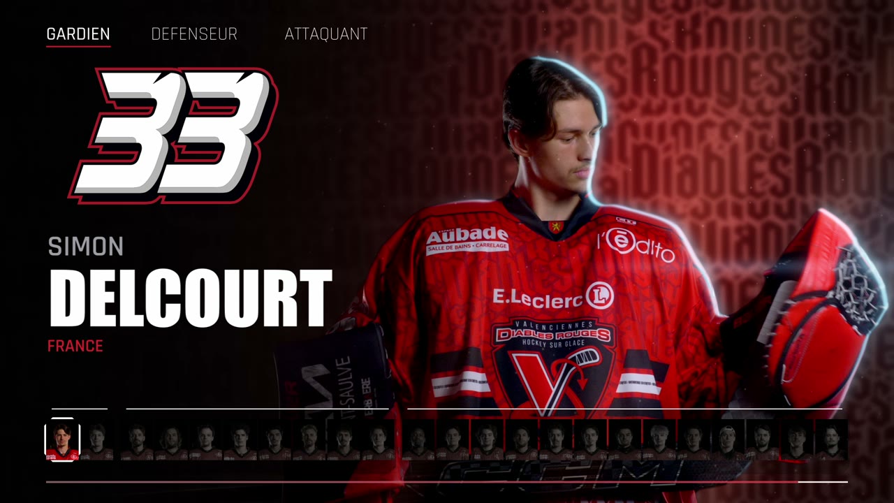 Un gardien des Diables Rouges, numéro 33, cadré en plan américain sur fond noir.
