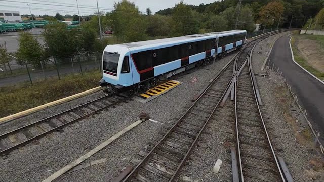 Vue aérienne de la première rame du métro de la ligne C de Toulouse, sur les voies d'essai